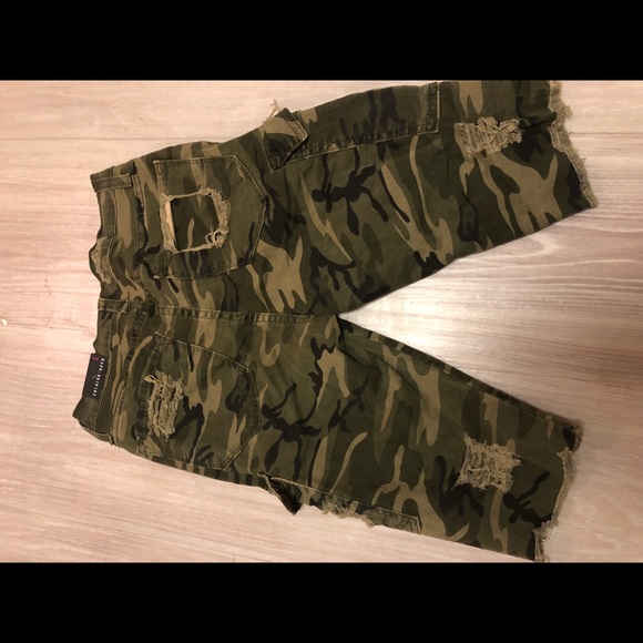 Fashion Nova Bermuda Shorts size Large - Picture 4 of 8